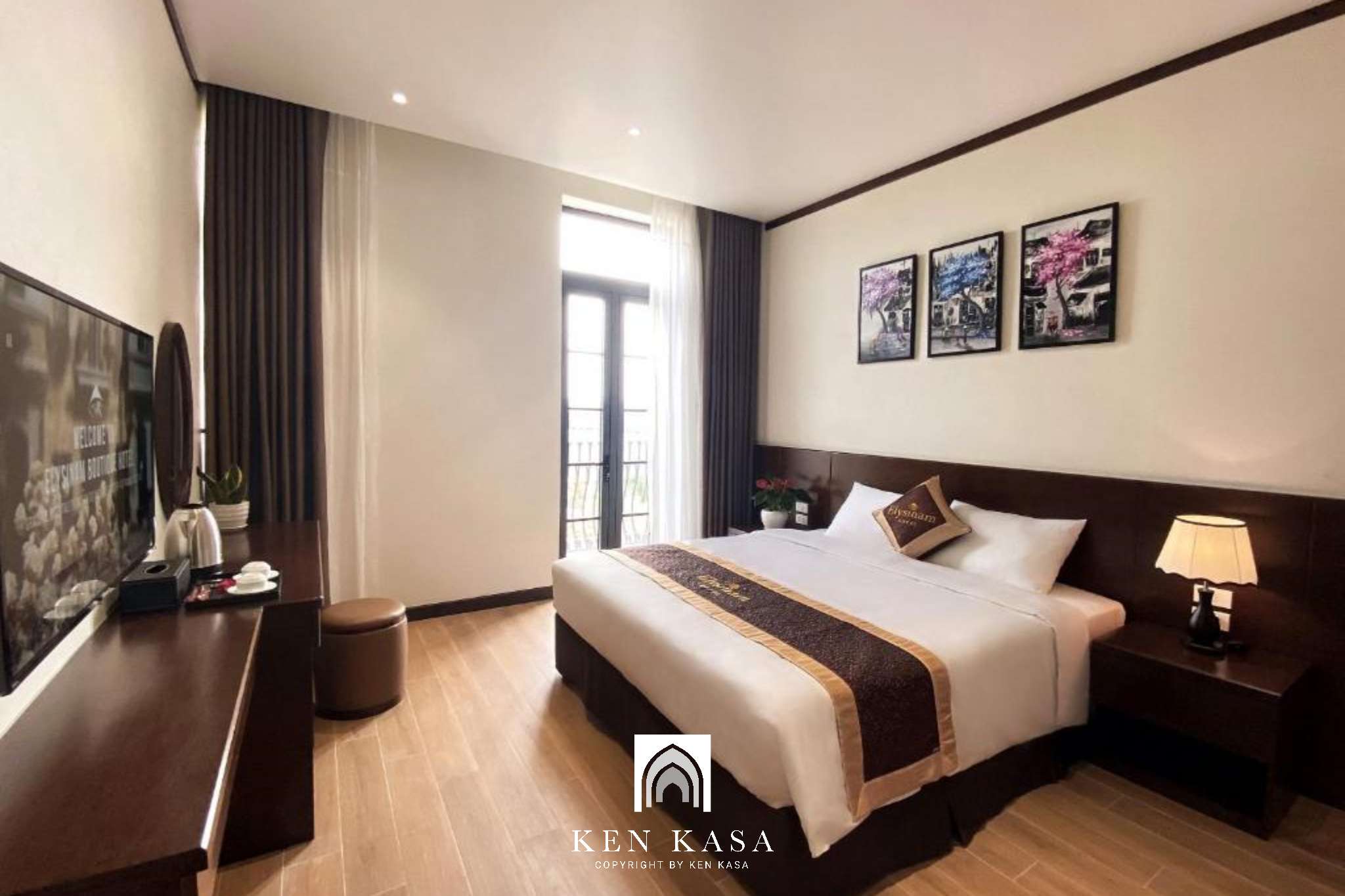 Đây là hạng phòng Deluxe King với chiếc giường đôi cỡ lớn sẽ giúp du khách có trải nghiệm thoải mái tại Elysinam